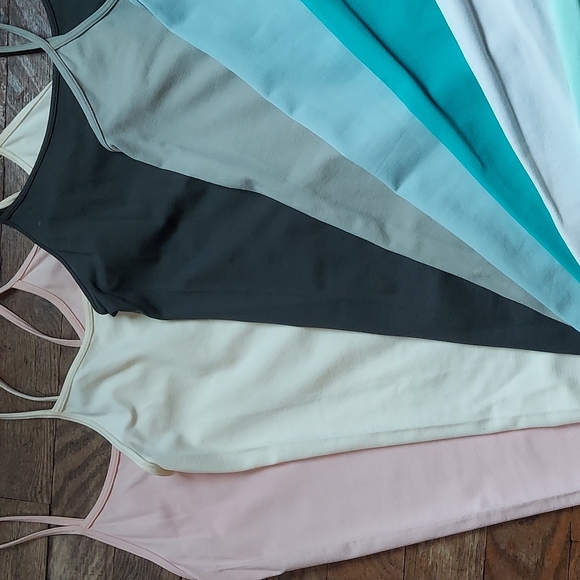 8 tank tops - Picture 2 of 9